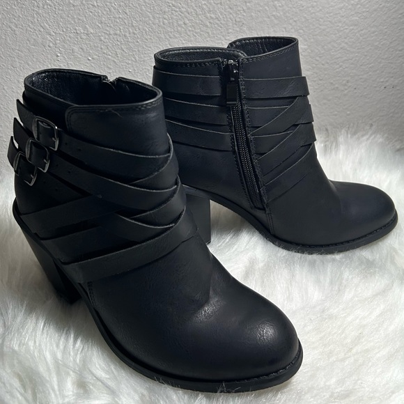 JOURNEE COLLECTION STRAP WIDE WIDTH BLACK ANKLE BOOTS SIZE 7WD - Picture 5 of 12